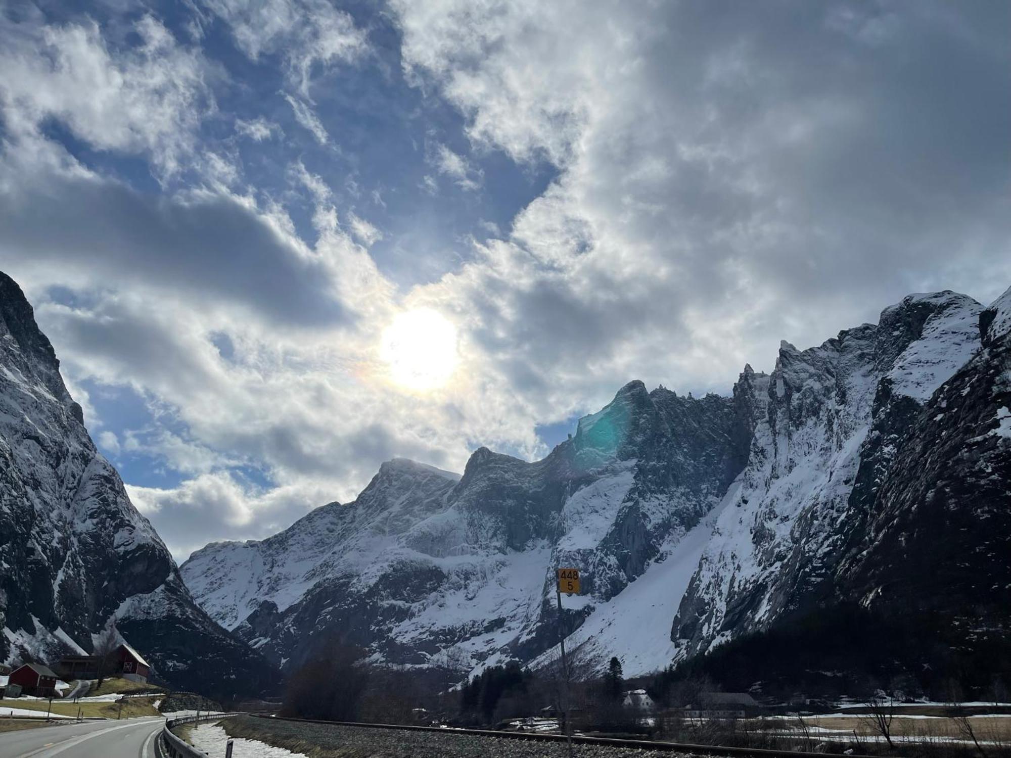 Bakkebo Trollstigen Apartment อองดาลส์เนส ภายนอก รูปภาพ