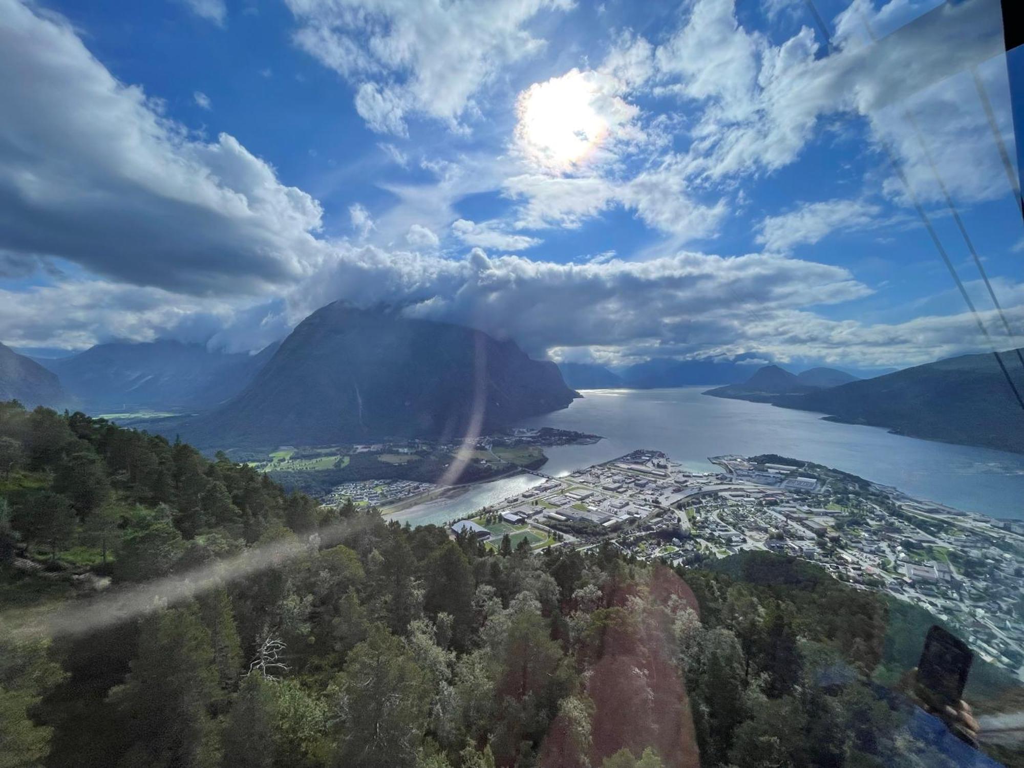 Bakkebo Trollstigen Apartment อองดาลส์เนส ภายนอก รูปภาพ